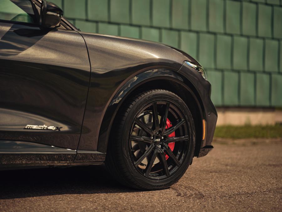 Immagine cerchi in lega modello AEZ MONTREAL black montati su automobile FORD MUSTANG MACH E