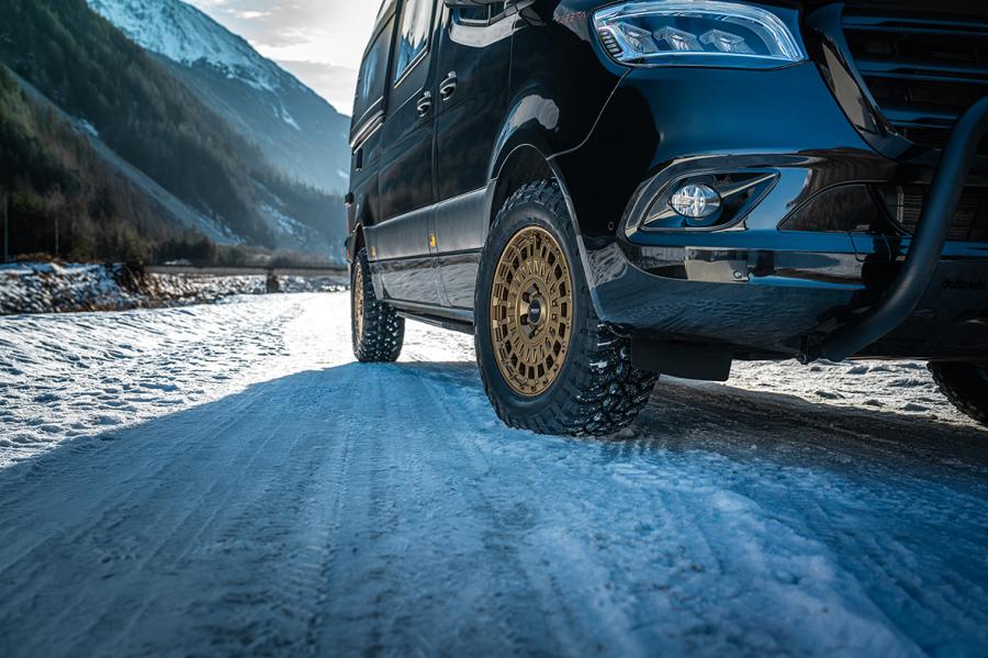 dotz 4x4 talara bronze mercedes sprinter winterpic04 Cerchio in lega DOTZ 4x4 modello Talara Bronze su vettura Mercedes Sprinter