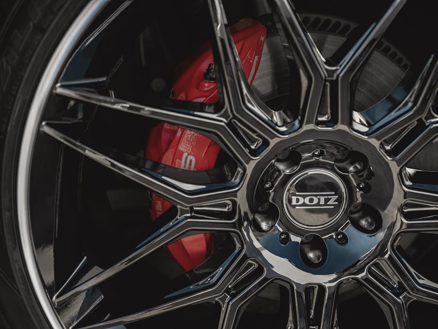 Immagine dettaglio del cerchio in lega DOTZ LONGBEACK dark montata su autovettura AUDI SQ5 con vista pinze freno rosse