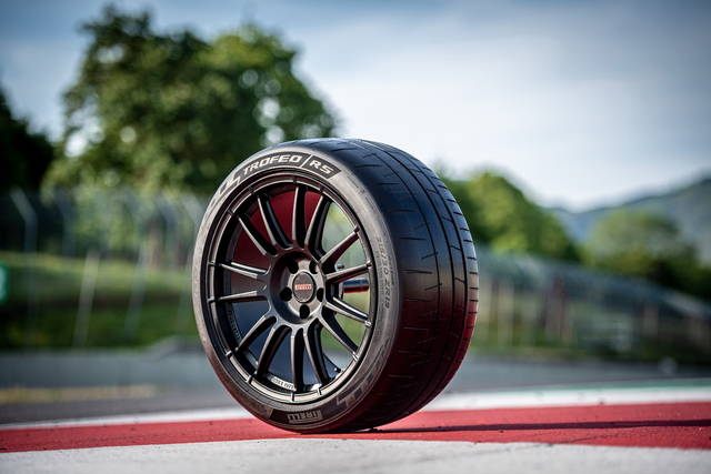 pirelli p zero trofeo rs 2023 2 Ruota automobile completa di pneumatico pirelli p zero trofeo rs con sfondo pista