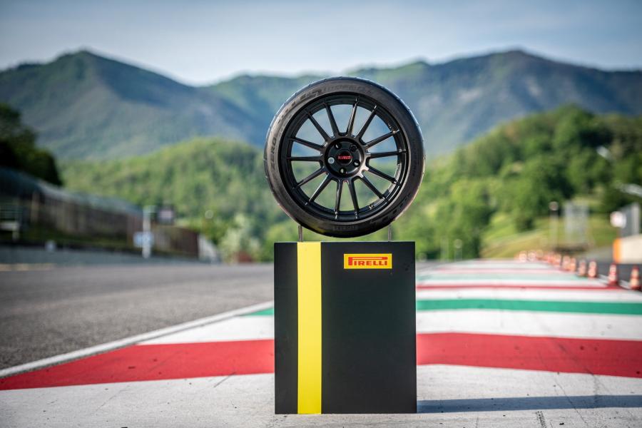 pirelli p zero trofeo rs 2023 3 Ruota automobile completa di pneumatico pirelli p zero trofeo rs con sfondo pista
