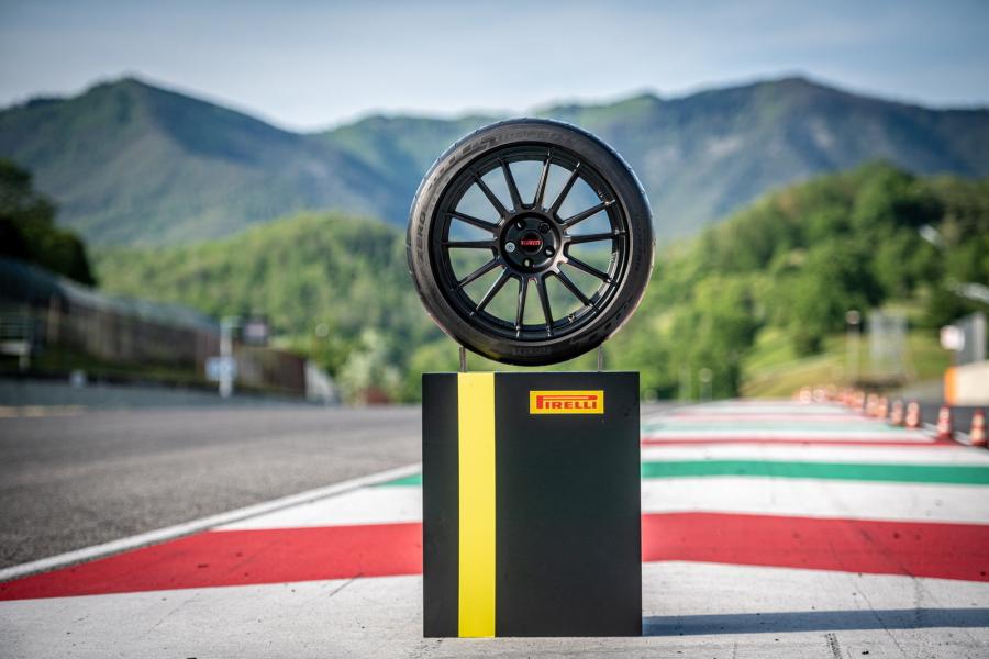 Ruota automobile completa di pneumatico pirelli p zero trofeo rs con sfondo pista