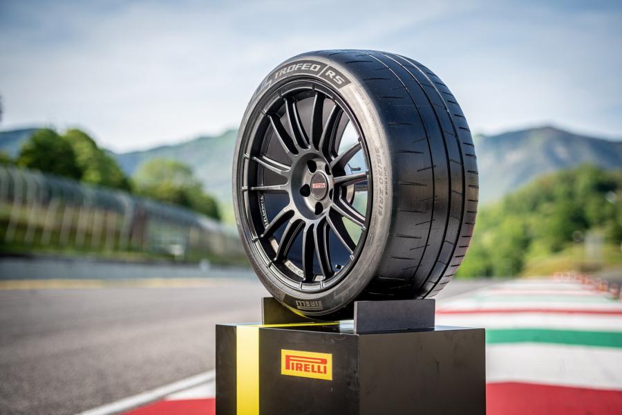 Ruota automobile completa di pneumatico pirelli p zero trofeo rs con sfondo pista