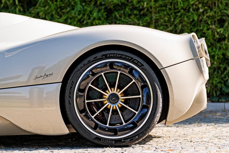 pirelli p zero trofeo rs 2023 5 Ruota automobile completa di pneumatico pirelli p zero trofeo rs montata su automobile da pista