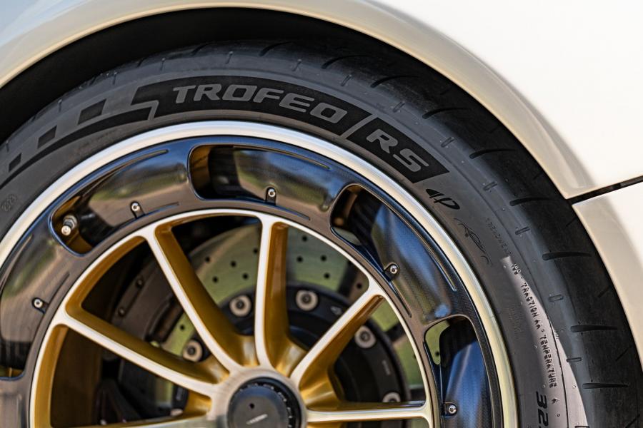 Ruota automobile completa di pneumatico pirelli p zero trofeo rs montata su automobile da pista