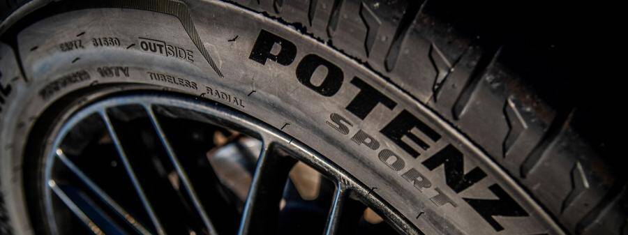 dettaglio battistrada pneumatico Bridgestone ad alta aderenza