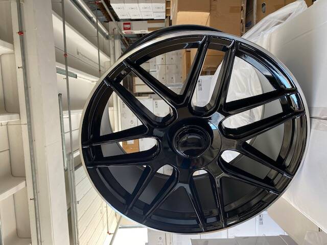 REPLICA / 842 / BLACK MACHINED LIP<br>9,5J19" 5X112 43 66,60