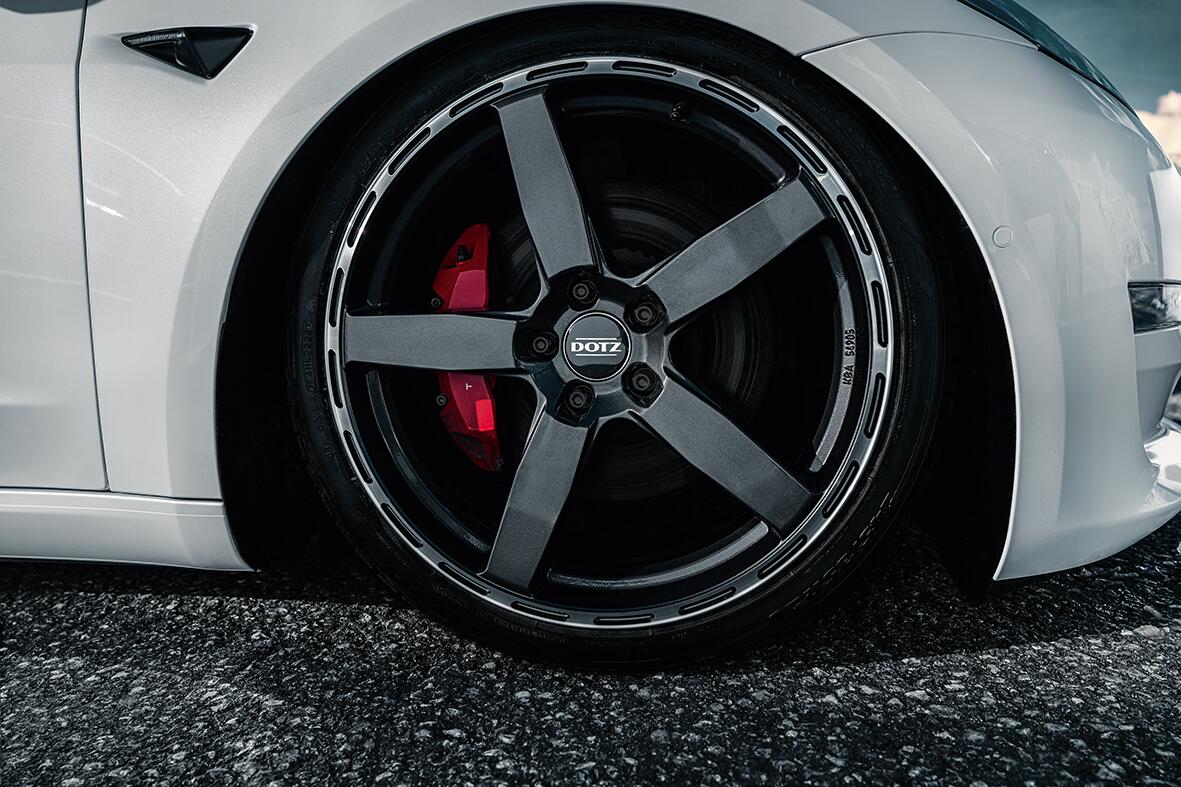 DOTZ / MARINABAY DARK / GUNMETAL/POLISHED LIP<br>9,5J20" 5X112 35 70,10